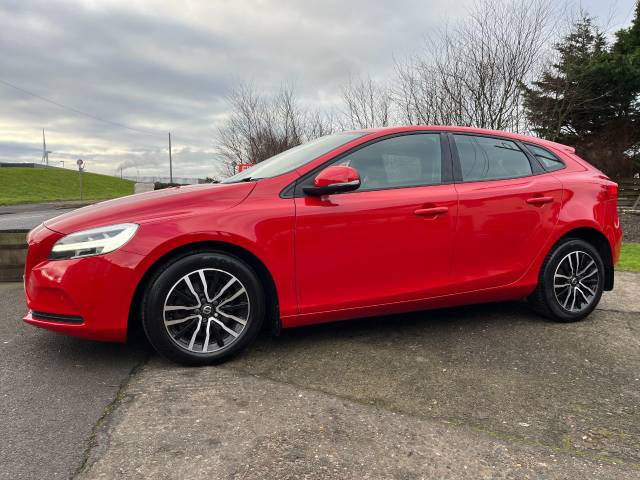 Volvo V40 2.0 T2 [122] Momentum Nav Plus 5dr Hatchback Petrol Red
